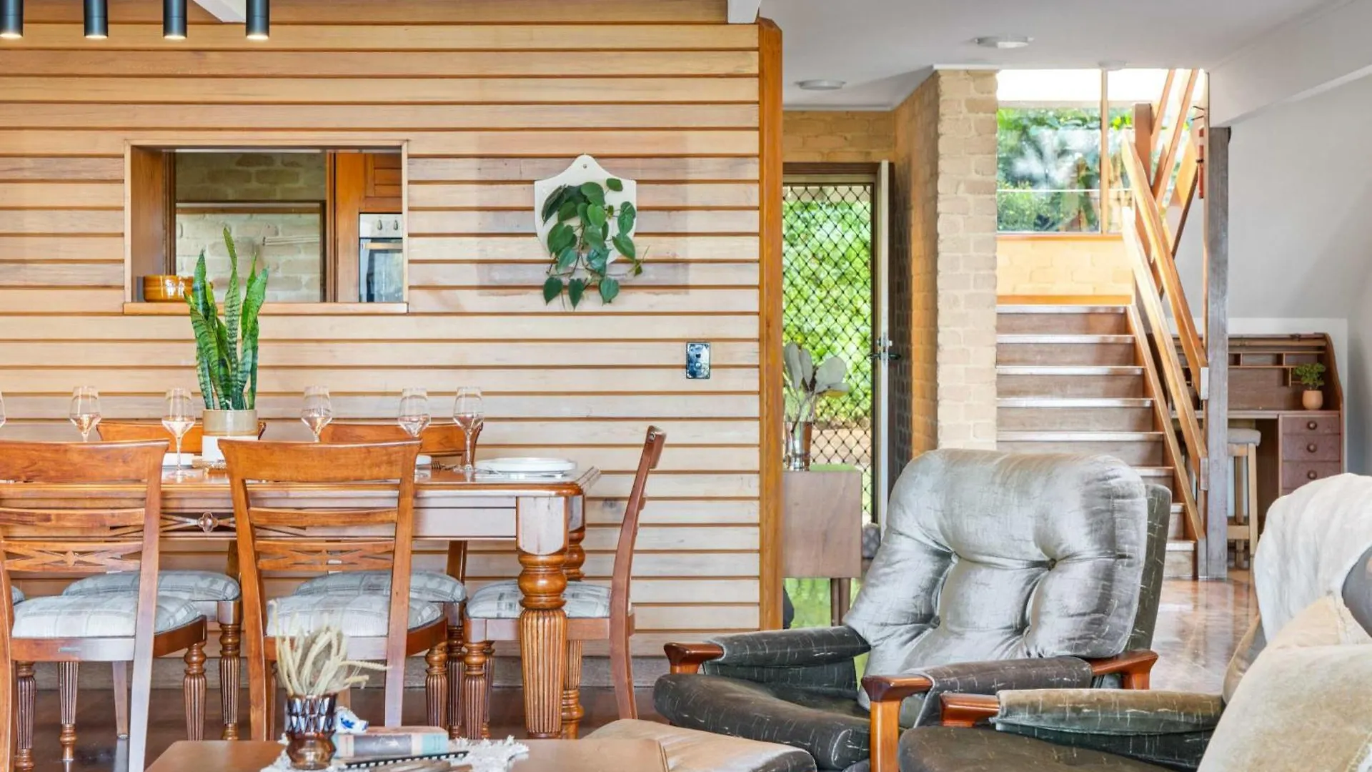 Caloundra Retro Beach House In Front Of Ocean Nyaraló