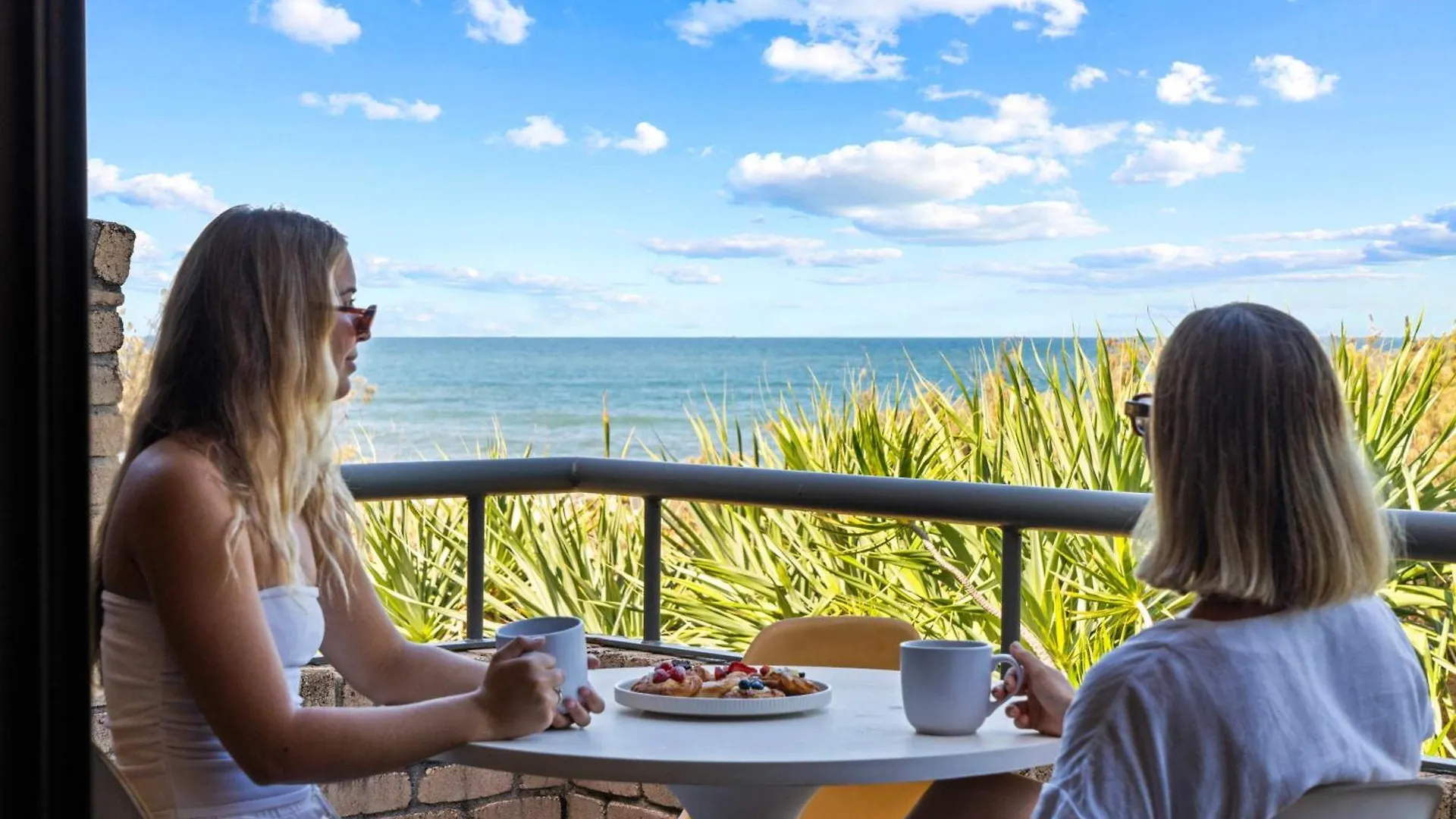 Nyaraló Caloundra Retro Beach House In Front Of Ocean