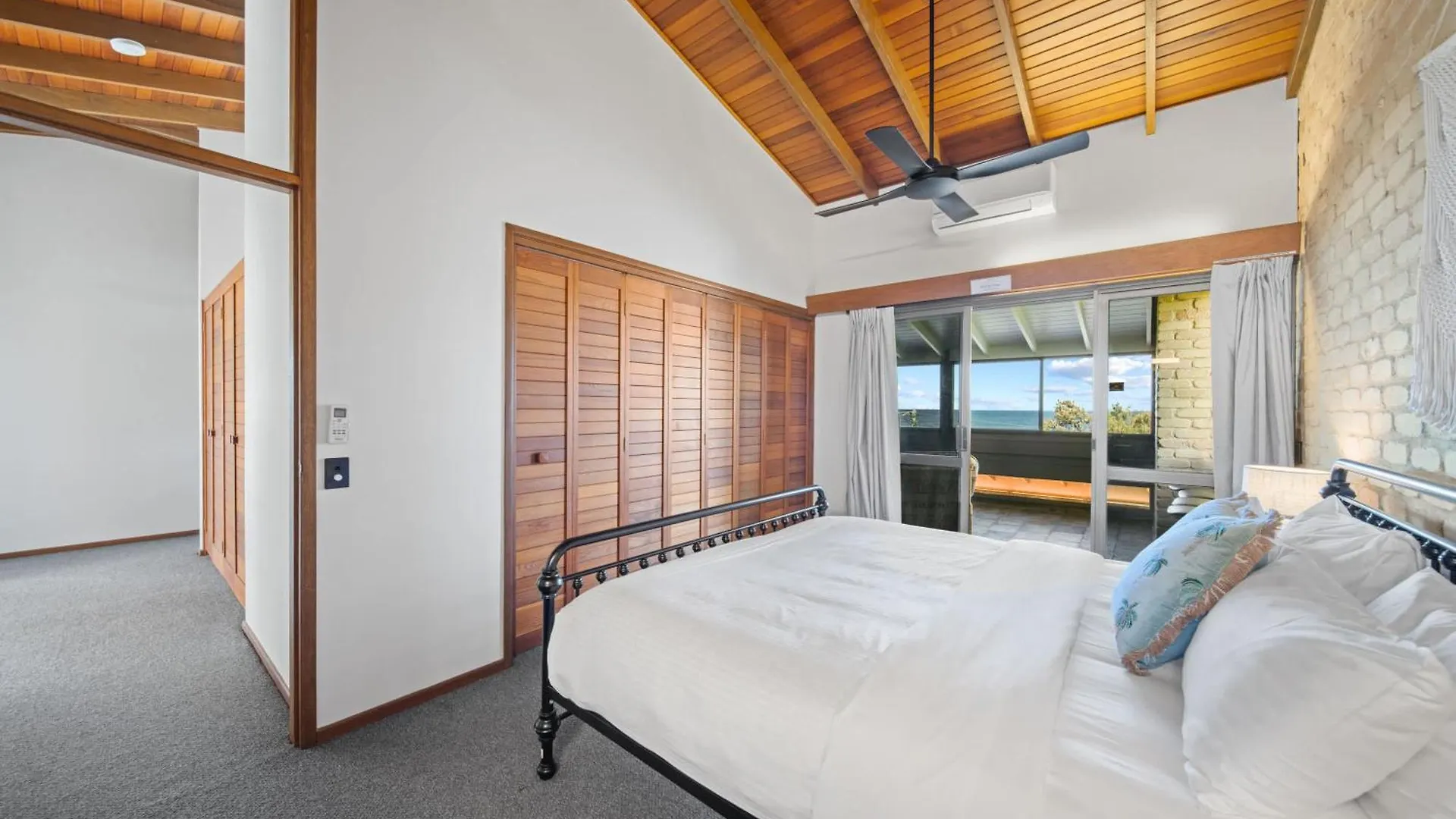 Caloundra Retro Beach House In Front Of Ocean 0*,  Ausztrália