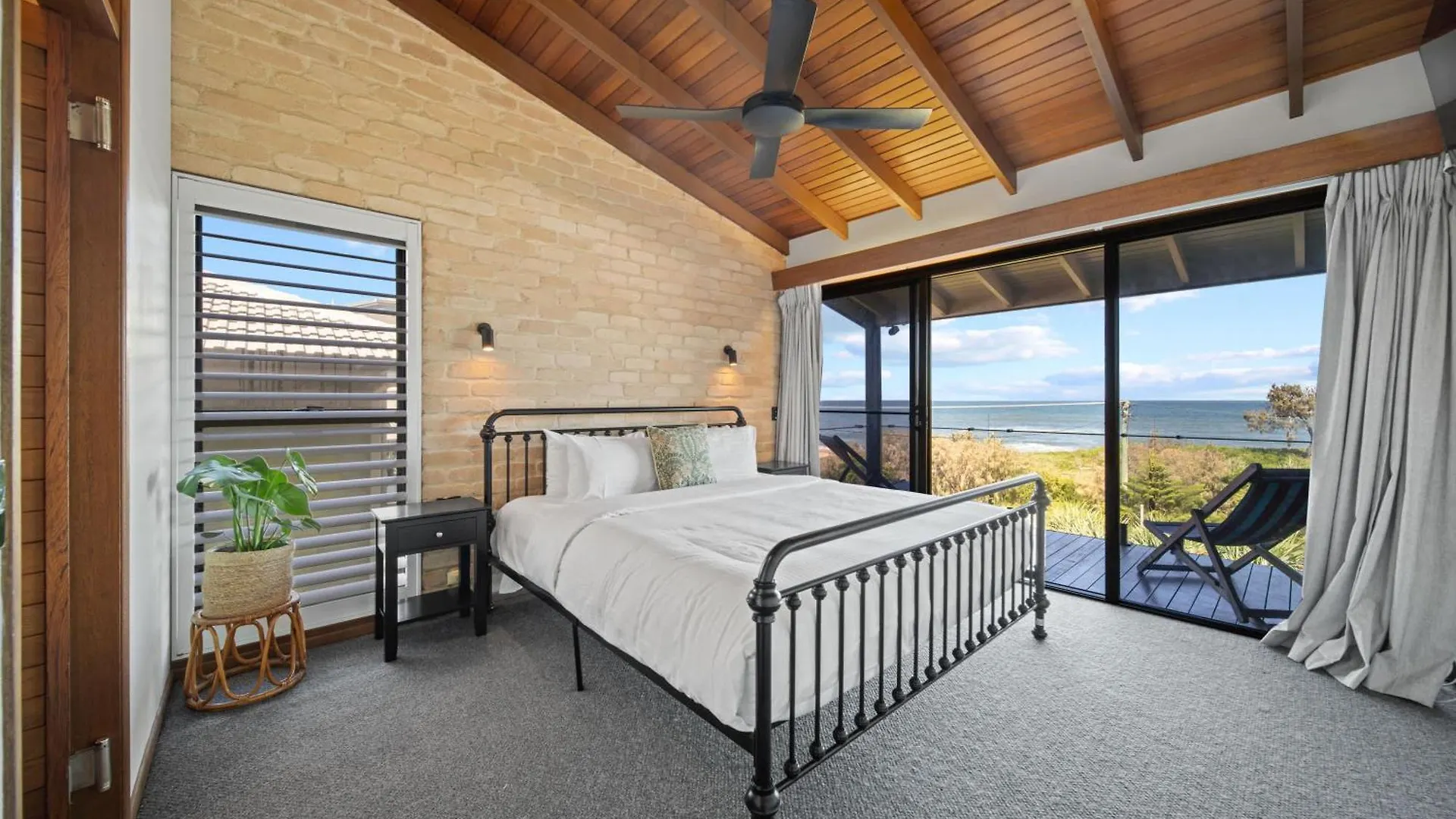 Caloundra Retro Beach House In Front Of Ocean Nyaraló