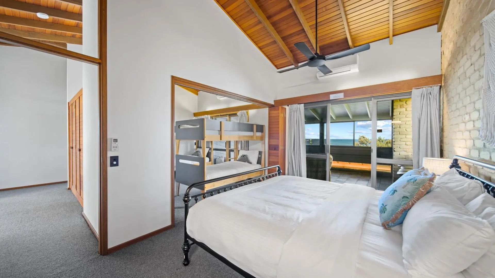 Caloundra Retro Beach House In Front Of Ocean 0*,