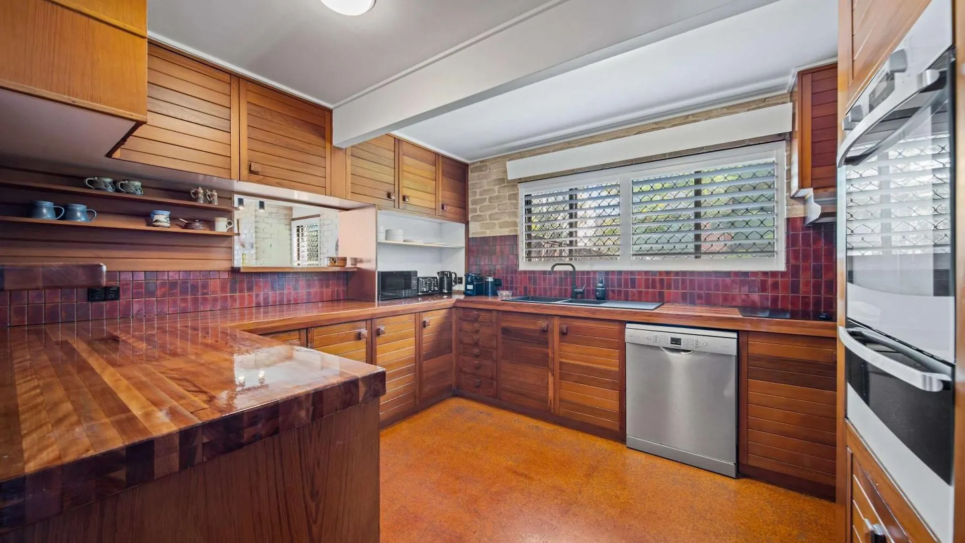Caloundra Retro Beach House In Front Of Ocean Nyaraló