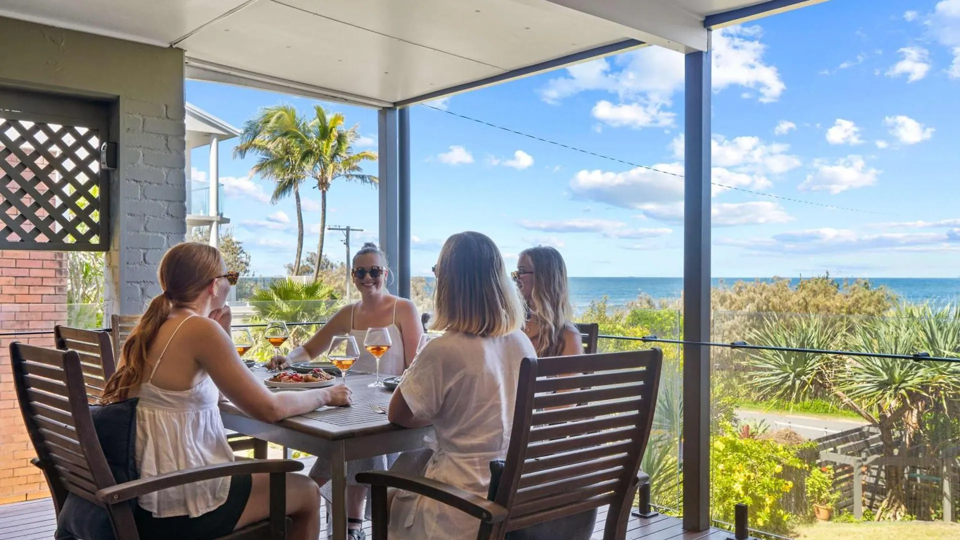 Caloundra Retro Beach House In Front Of Ocean Ausztrália