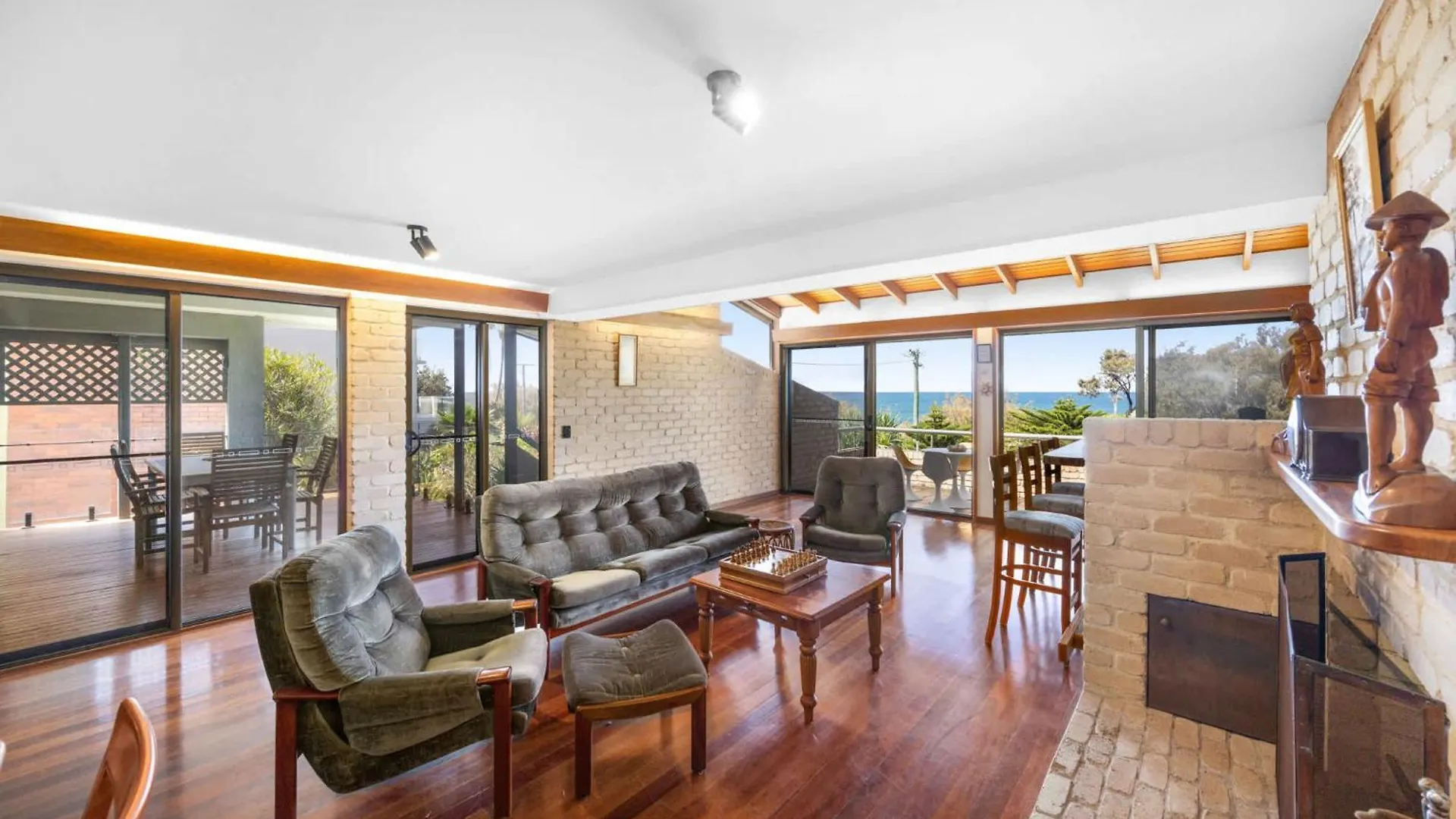 Caloundra Retro Beach House In Front Of Ocean Nyaraló